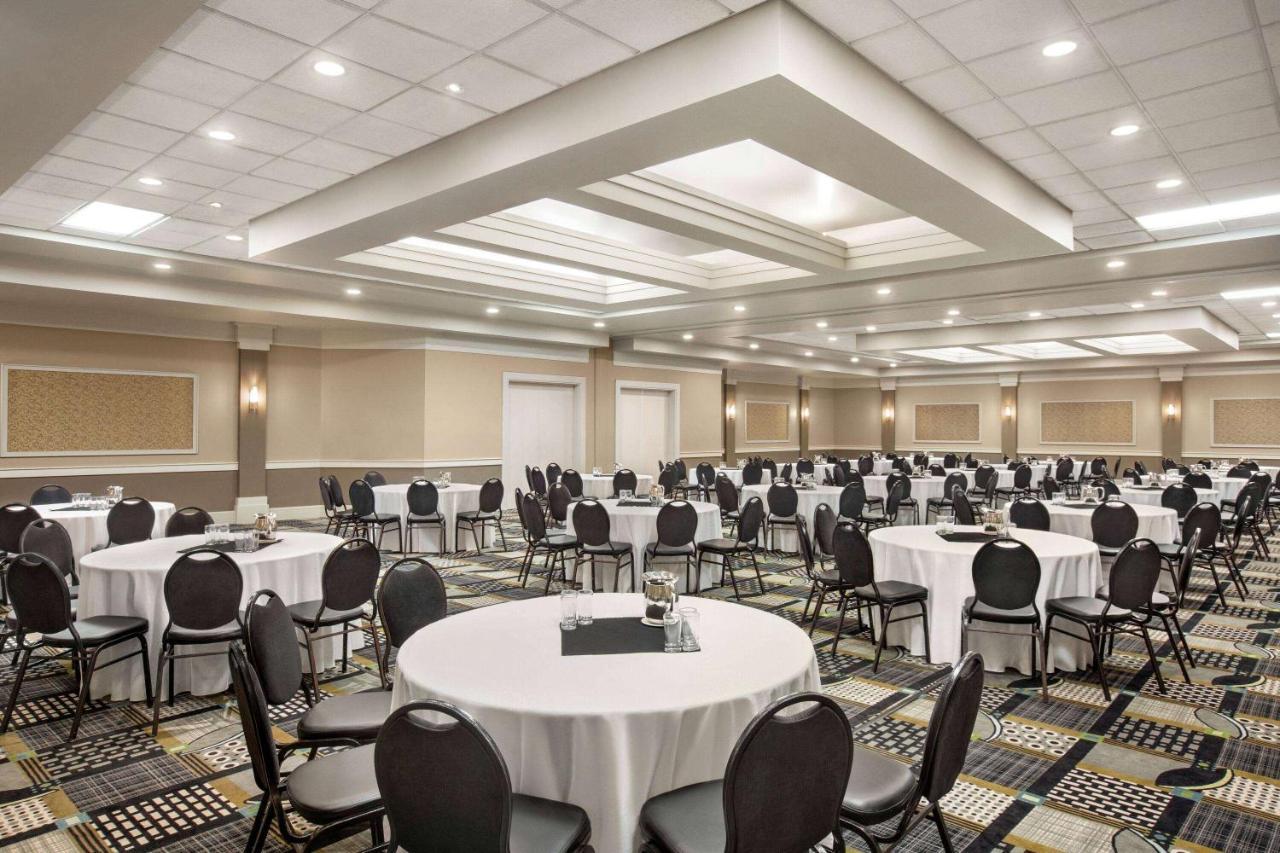 Royal Hotel Edmonton Airport Trademark Collection By Wyndham Leduc Buitenkant foto