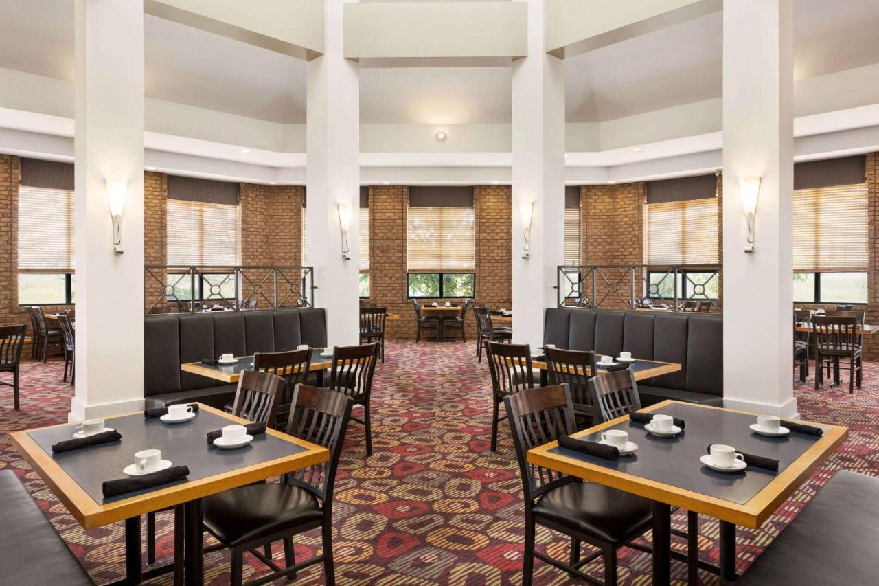 Royal Hotel Edmonton Airport Trademark Collection By Wyndham Leduc Buitenkant foto